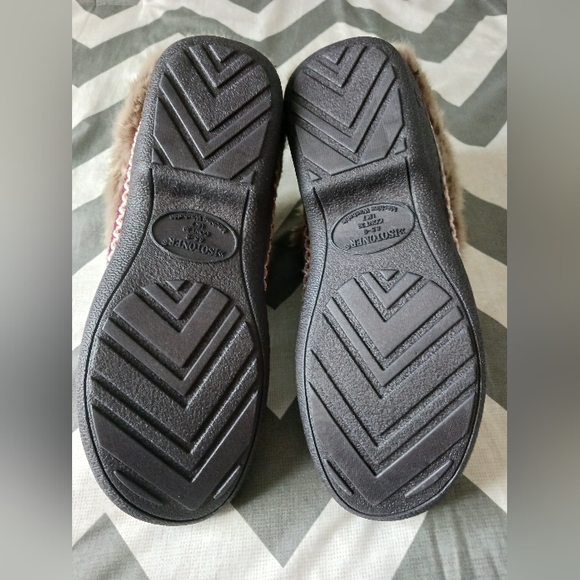 Women's Isotoner Deep Burgundy Woodland Fur Slippers, NWOT. - Picture 3 of 4